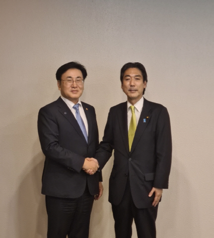 유상임 과기정통부 장관이 일본 과학정책담당 내각부 기우치 미노루 경제안보대신과 면담을 가진 후 악수하고 있다. 과기정통부 제공
